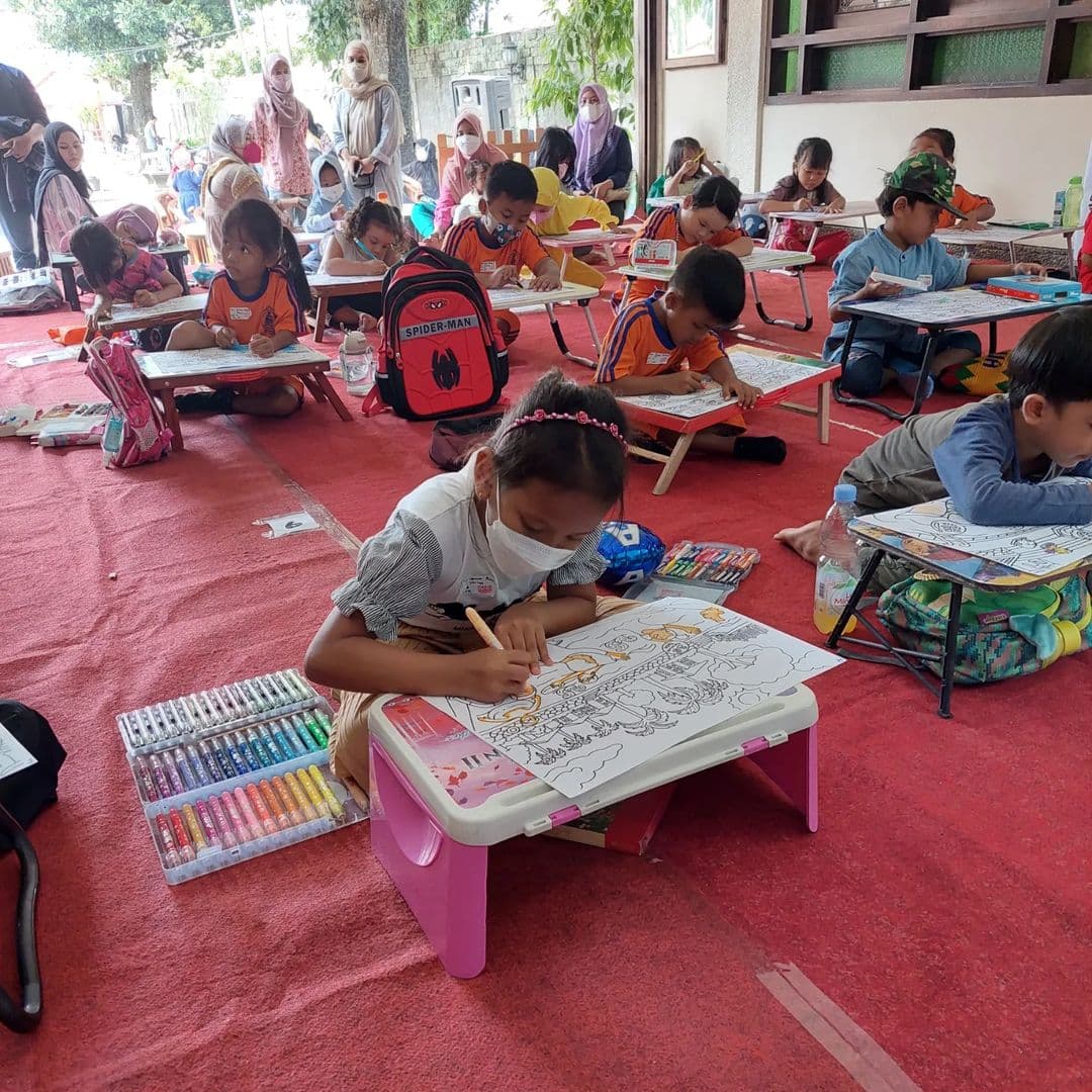 Anak-anak mewarnai bersama di TASA